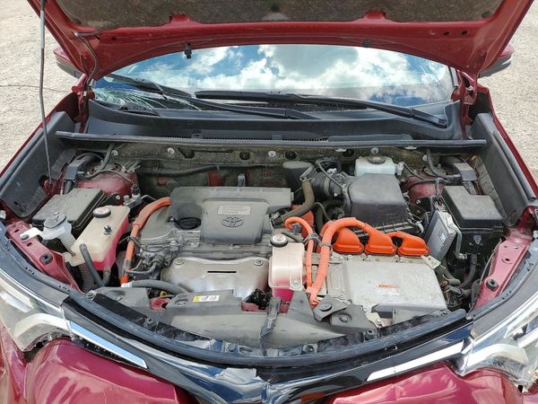 2018 TOYOTA RAV4 Ltd — Engine bay