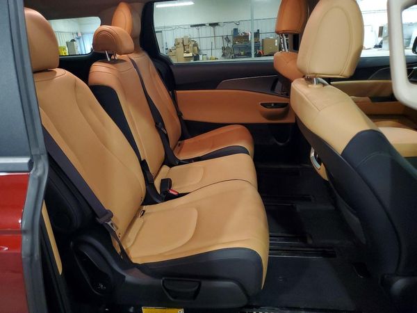 2023 KIA CARNIVAL LX, LX Seat Package