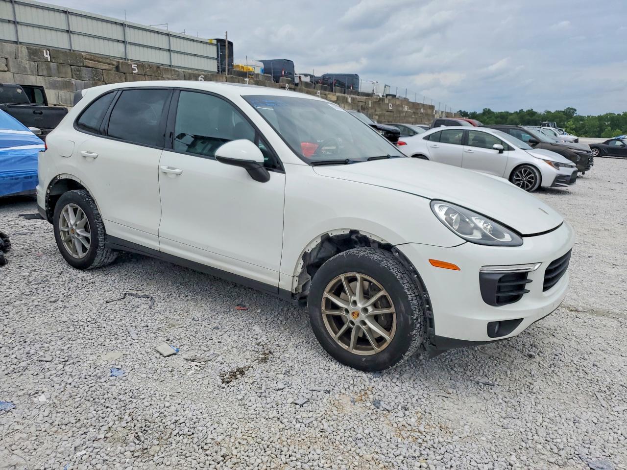 2016 PORSCHE CAYENNE