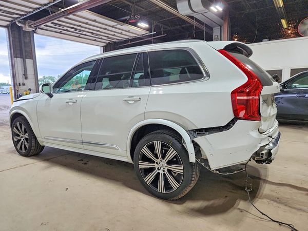 2022 VOLVO XC90