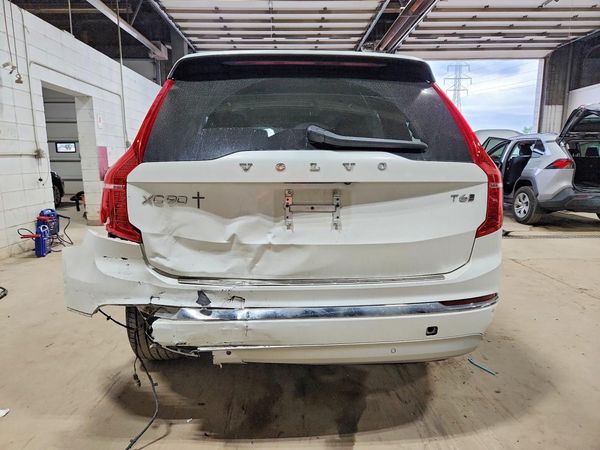 2022 VOLVO XC90
