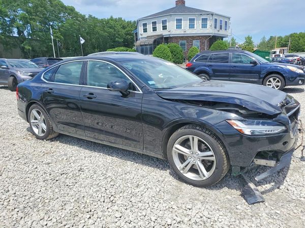 2017 VOLVO S90 Momentum