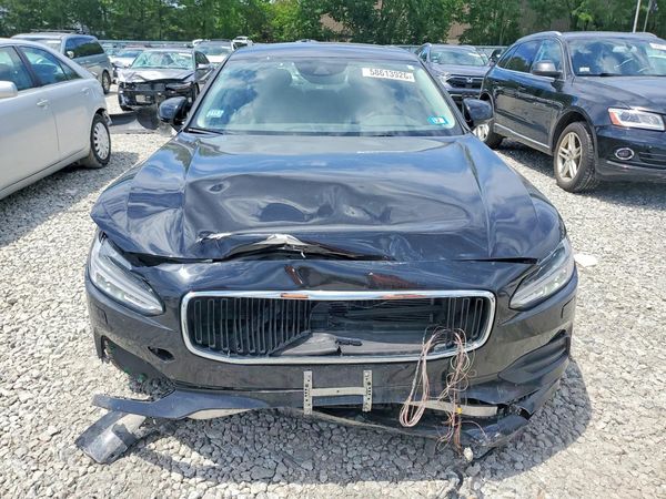 2017 VOLVO S90 Momentum