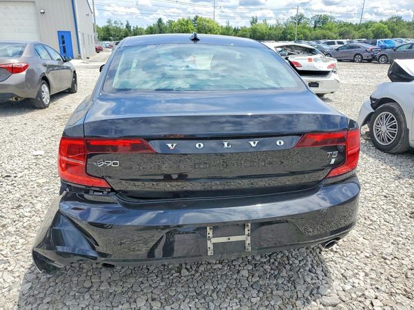 2017 VOLVO S90 Momentum