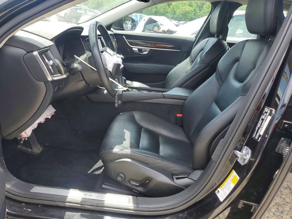 2017 VOLVO S90 Momentum