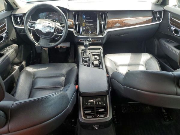 2017 VOLVO S90 Momentum