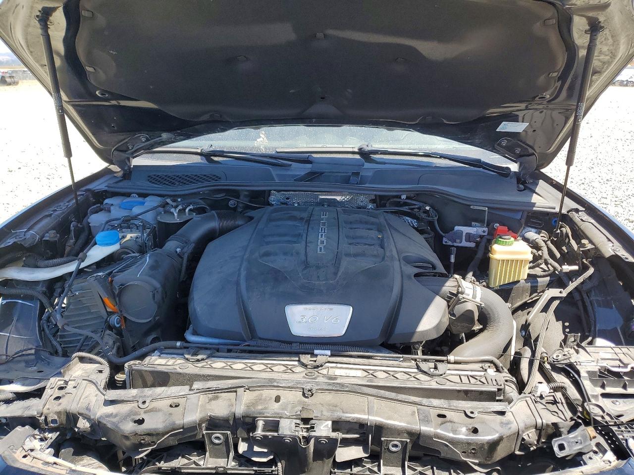 2015 PORSCHE CAYENNE