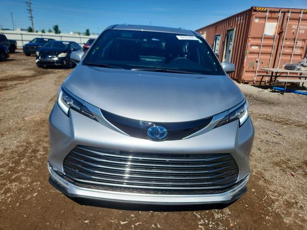 2025 TOYOTA SIENNA
