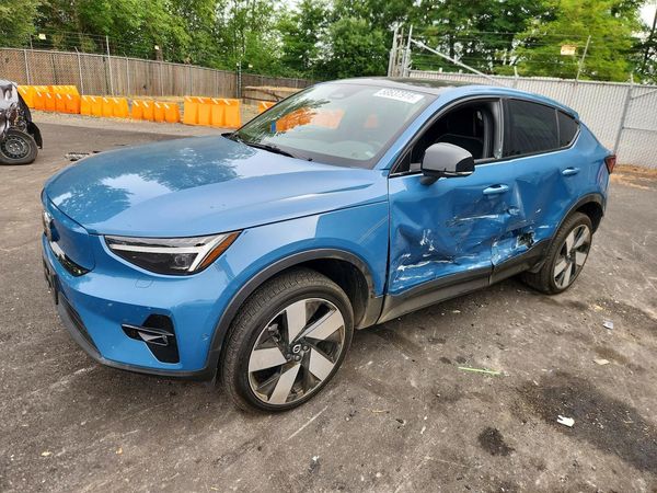 2023 VOLVO C40