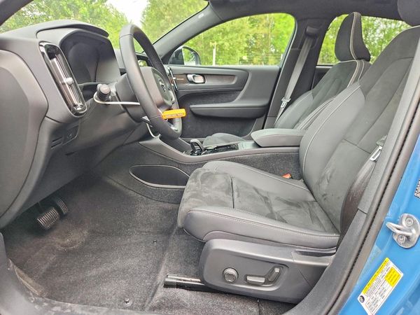 2023 VOLVO C40