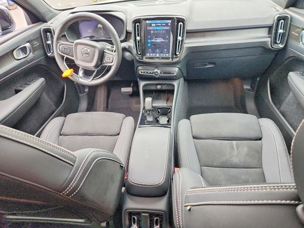 2023 VOLVO C40