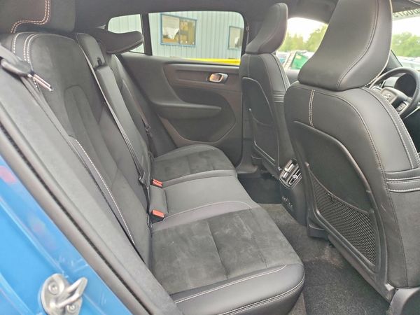 2023 VOLVO C40