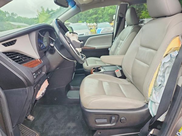2017 TOYOTA SIENNA