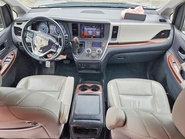 2017 TOYOTA SIENNA