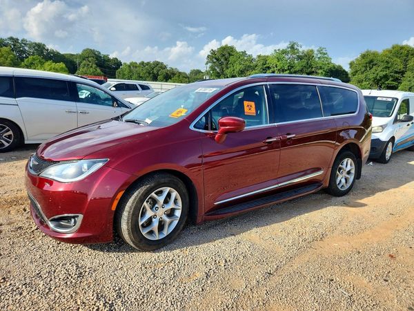 2019 CHRYSLER PACIFICA Touring L — Front 3/4