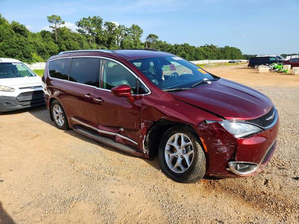 2019 CHRYSLER PACIFICA Touring L — Passenger 3/4