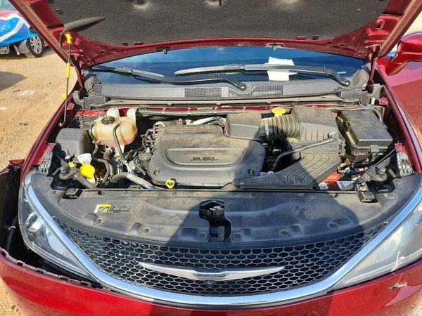 2019 CHRYSLER PACIFICA Touring L — Engine bay