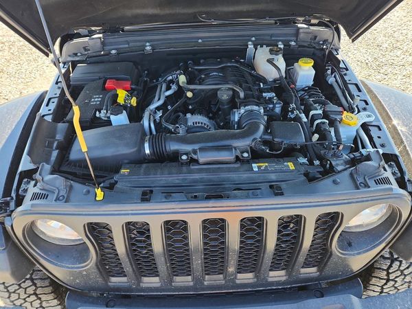 2023 JEEP GLADIATOR Mojave — Engine bay