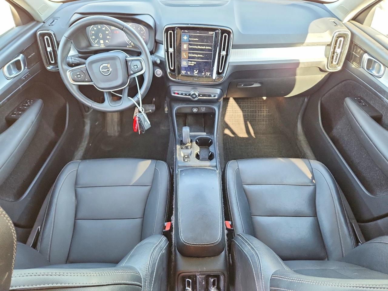 2019 VOLVO XC40 Momentum