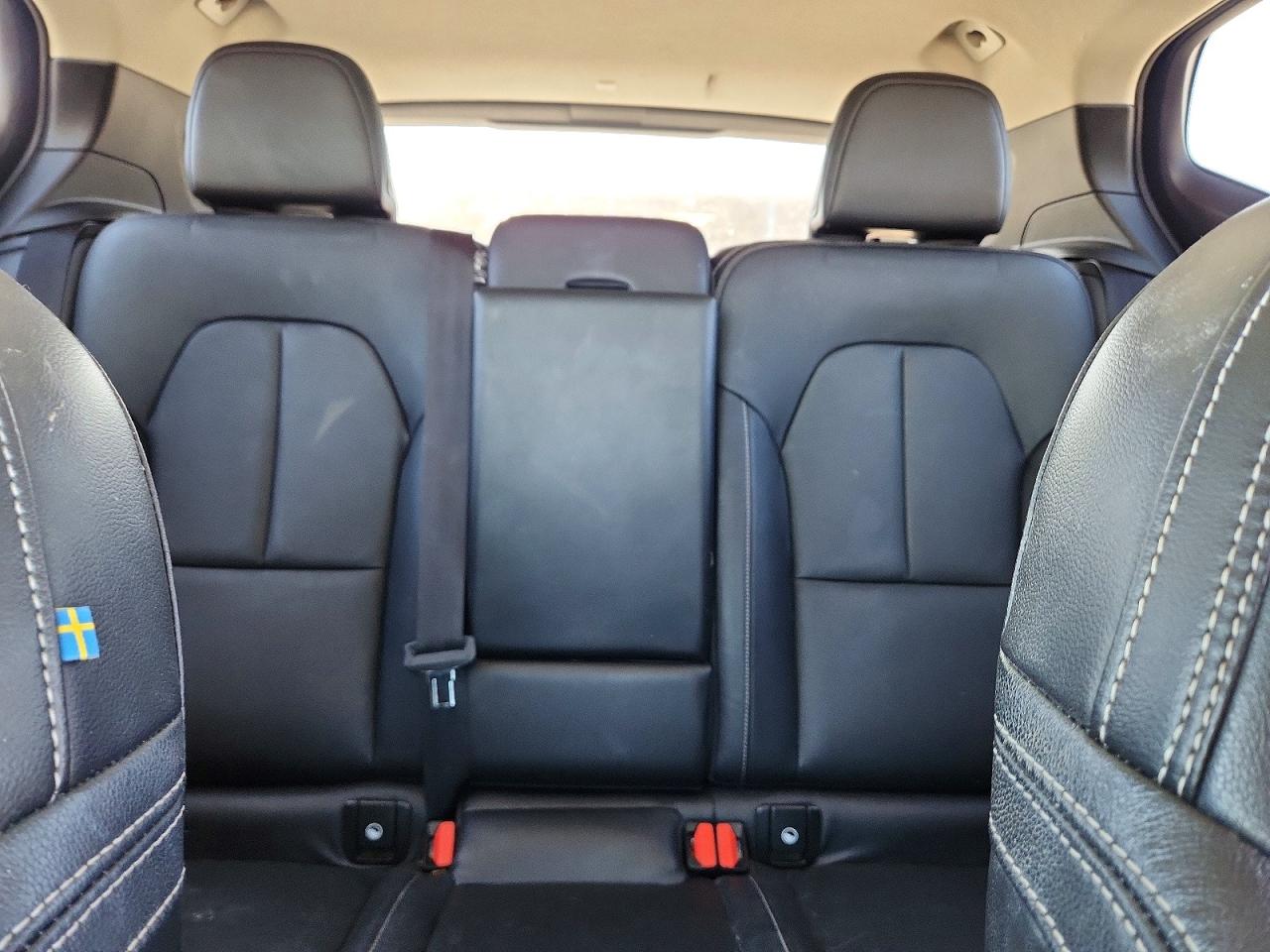 2019 VOLVO XC40 Momentum