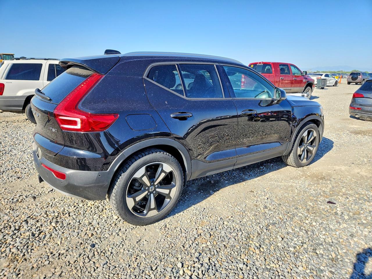 2019 VOLVO XC40 Momentum