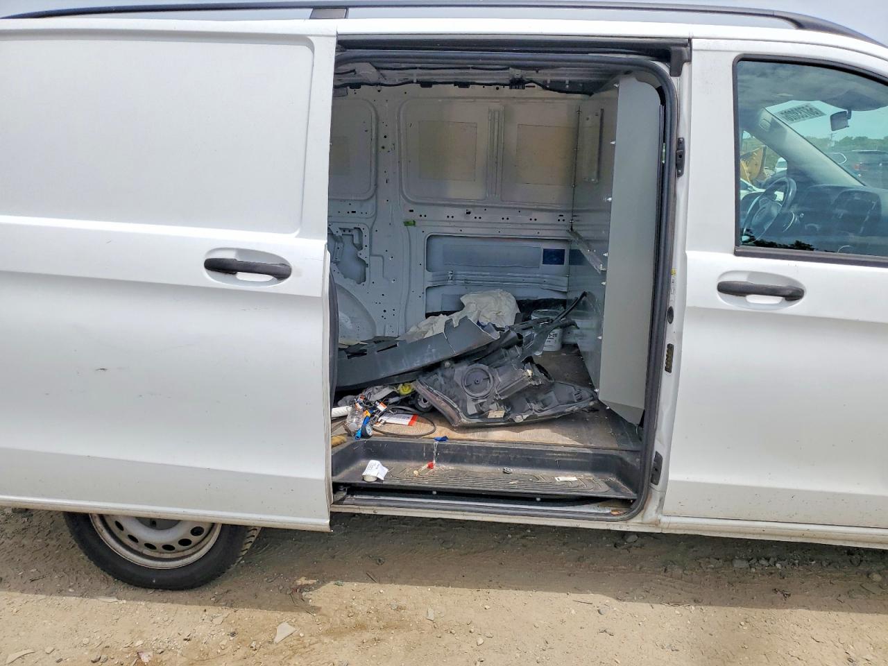 2016 MERCEDES-BENZ METRIS