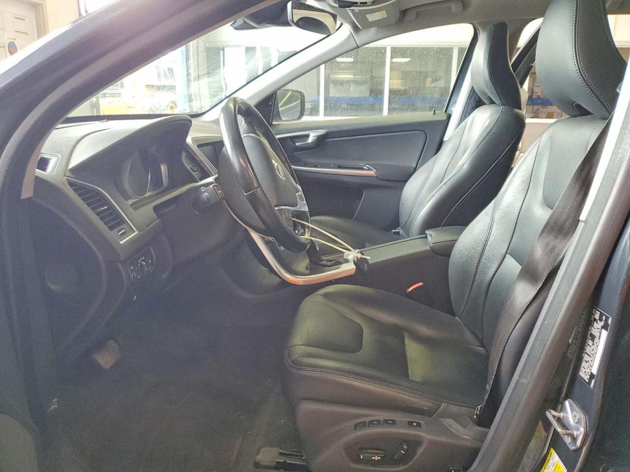 2015 VOLVO XC60 Premier (non R design)