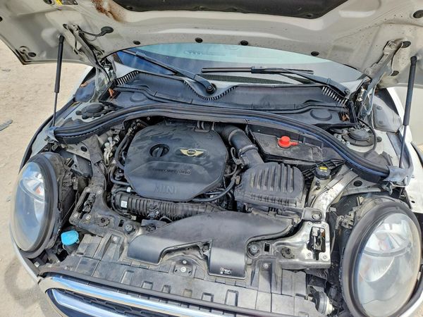 2018 MINI COOPER — Engine bay