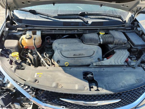 2021 CHRYSLER VOYAGER