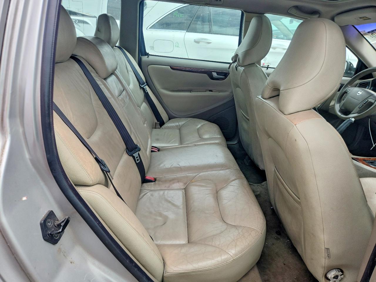 2005 VOLVO V70