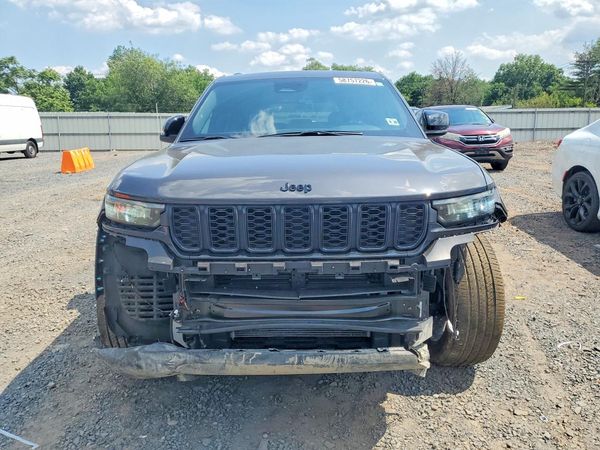 2025 JEEP GRAND CHEROKEE Laredo, Altitude