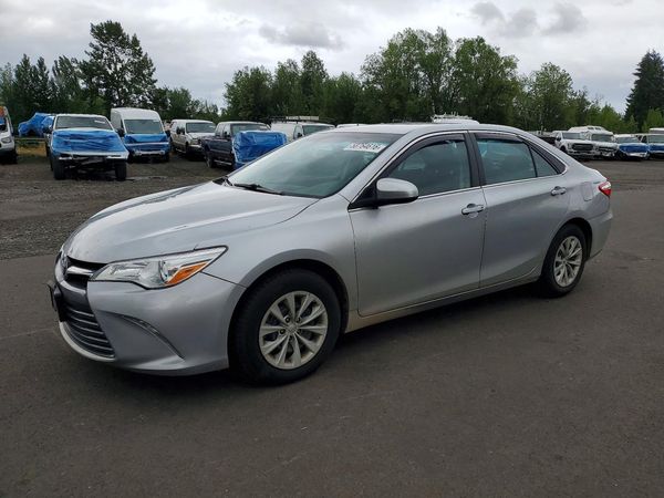 2016 TOYOTA CAMRY — Front 3/4