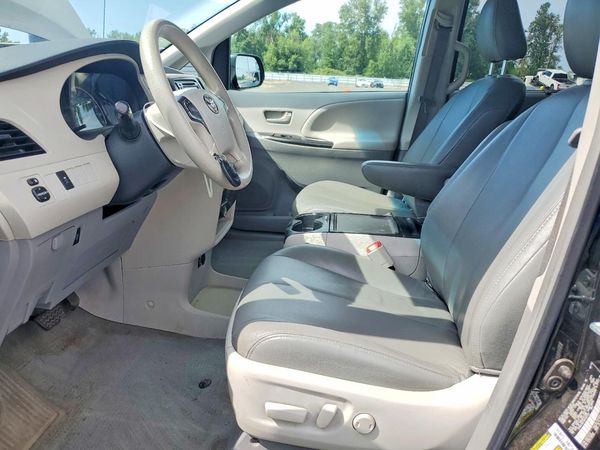2013 TOYOTA SIENNA