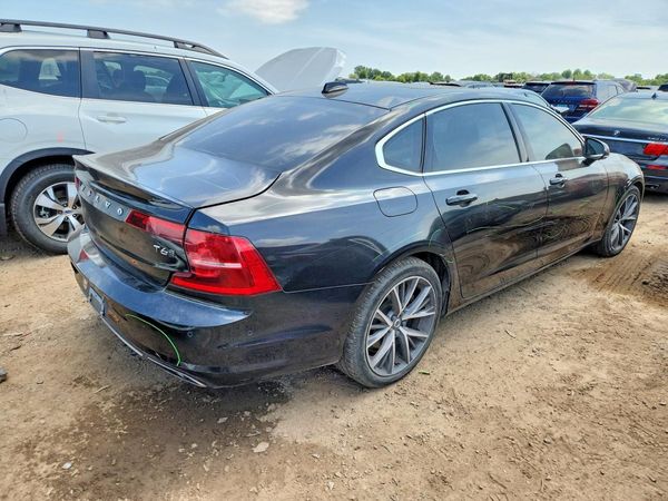 2018 VOLVO S90 Momentum