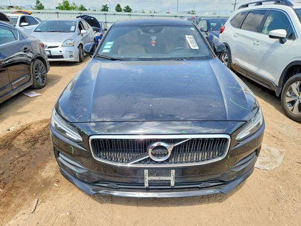 2018 VOLVO S90 Momentum