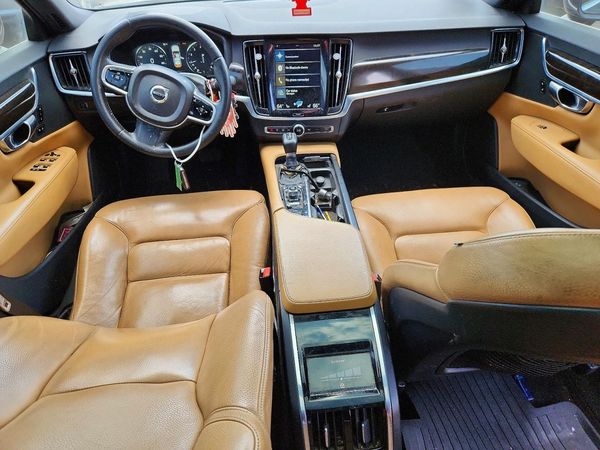 2018 VOLVO S90 Momentum