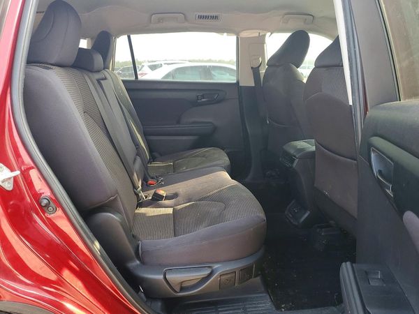 2022 TOYOTA HIGHLANDER LE