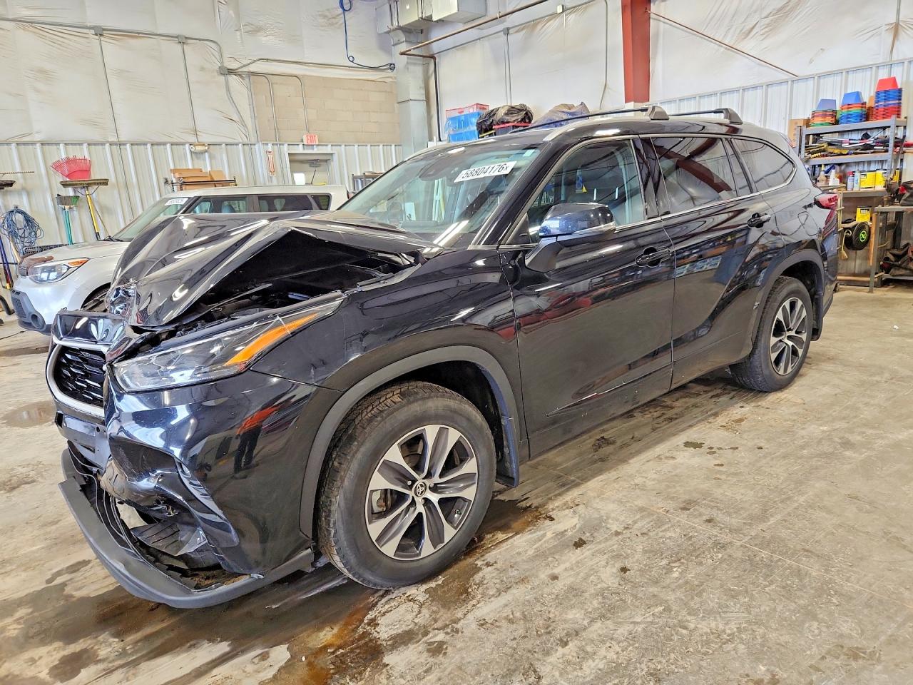 2022 TOYOTA HIGHLANDER XLE