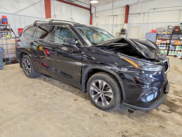 2022 TOYOTA HIGHLANDER XLE