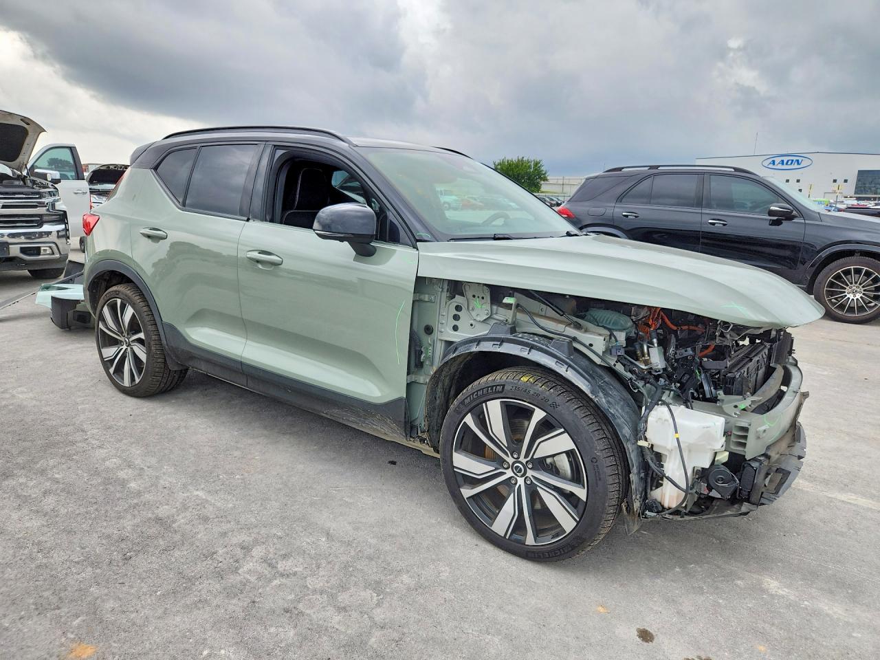 2022 VOLVO XC40