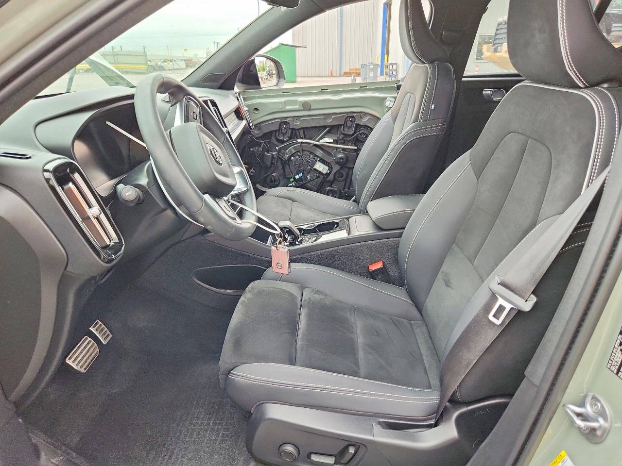 2022 VOLVO XC40