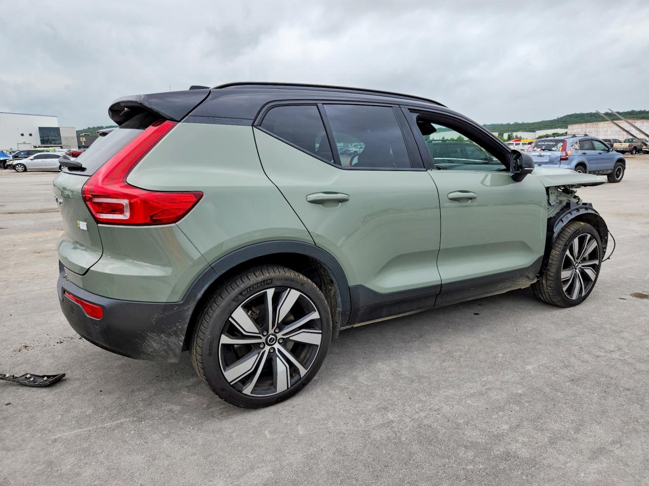 2022 VOLVO XC40