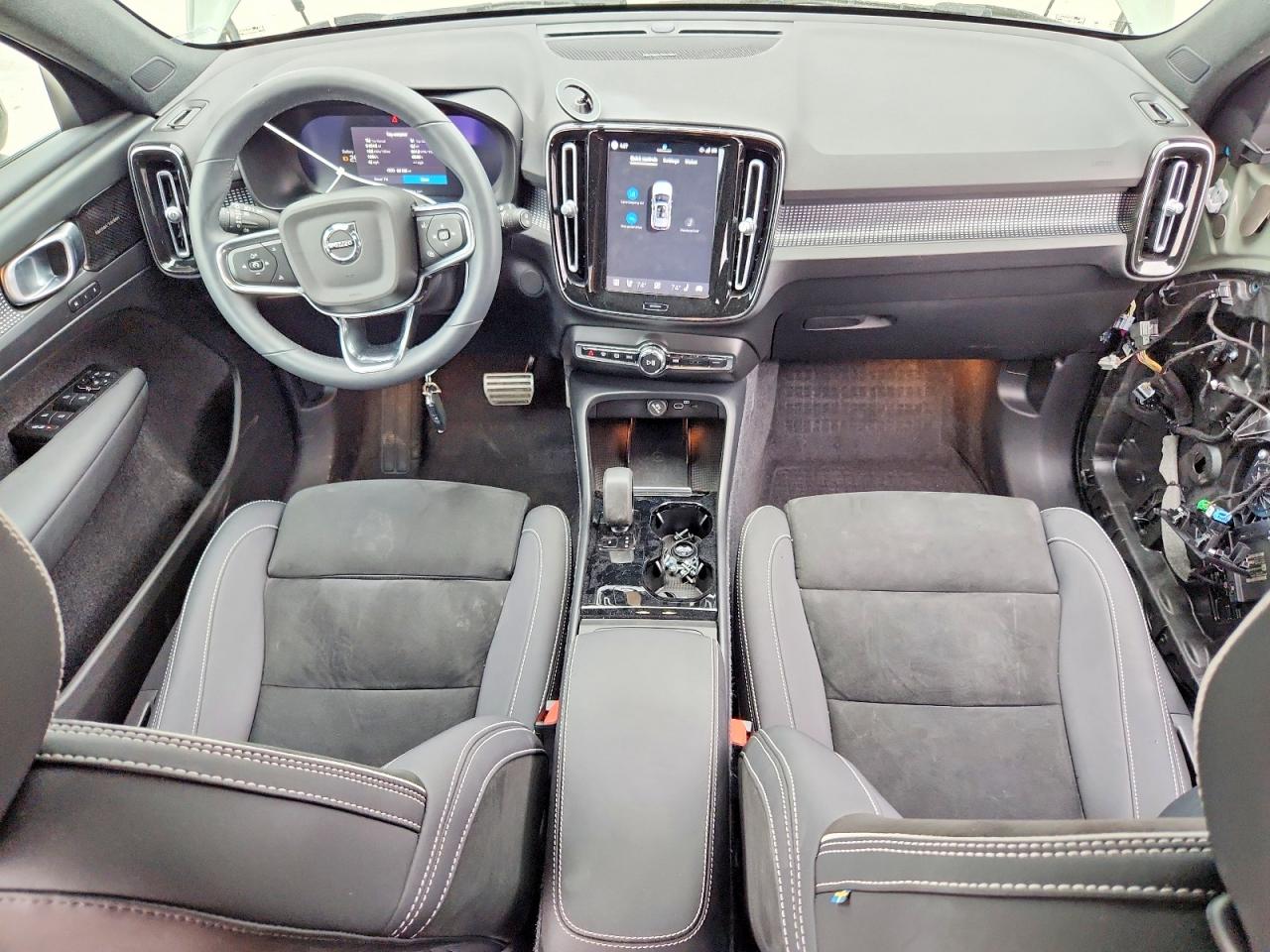 2022 VOLVO XC40