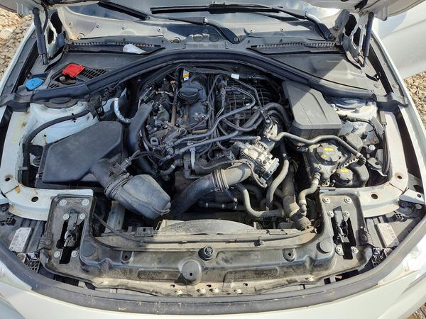 2017 BMW 3 SERIES xDrive — Engine bay