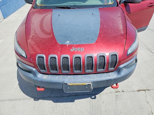 2016 JEEP CHEROKEE Trailhawk — Engine bay