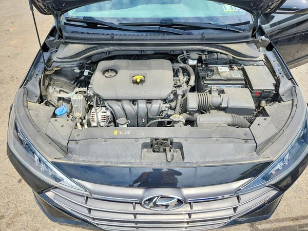 2020 HYUNDAI ELANTRA SE — Engine bay
