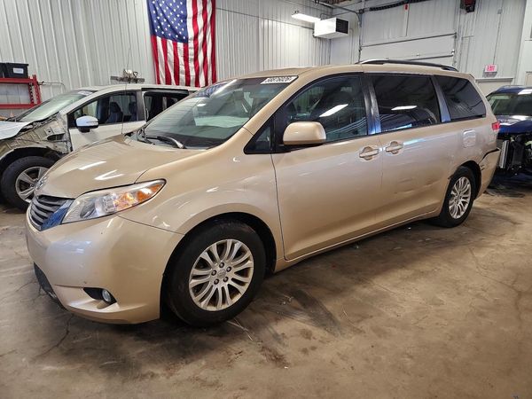2013 TOYOTA SIENNA