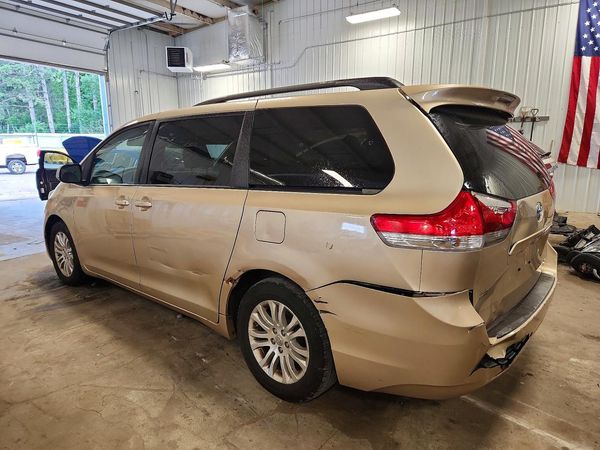 2013 TOYOTA SIENNA