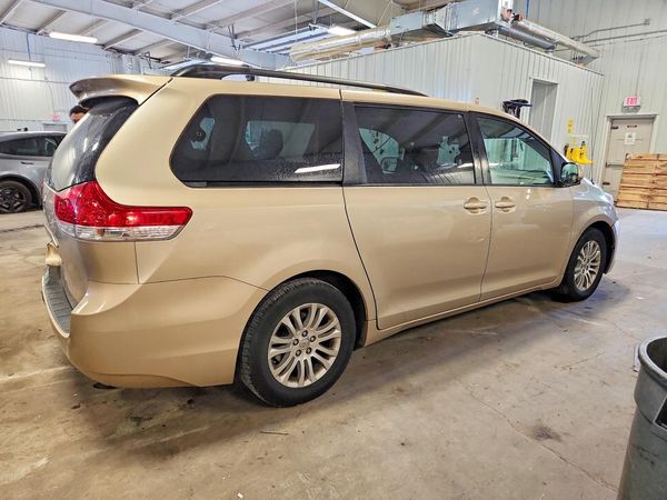 2013 TOYOTA SIENNA
