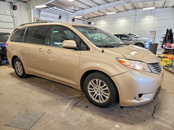 2013 TOYOTA SIENNA